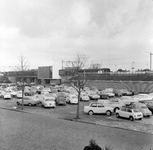 856688 Gezicht op de parkeerplaats bij het N.S.-station Heemstede-Aerdenhout te Heemstede.